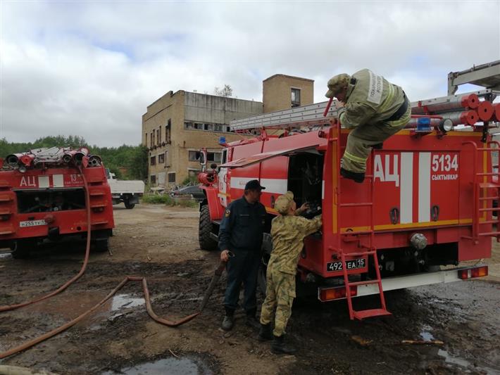 Военнослужащие Росгвардии помогают экстренным службам в локализации пожара в Сыктывкаре