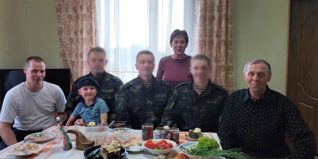 Сотрудники сыктывкарского СОБР поздравили с юбилеем отца погибшего коллеги