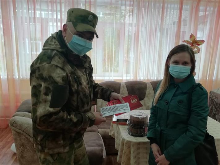Бойцы отдельного отряда спецназа «Урал» поздравили с началом лета ребятишек из подшефного социального учреждения 