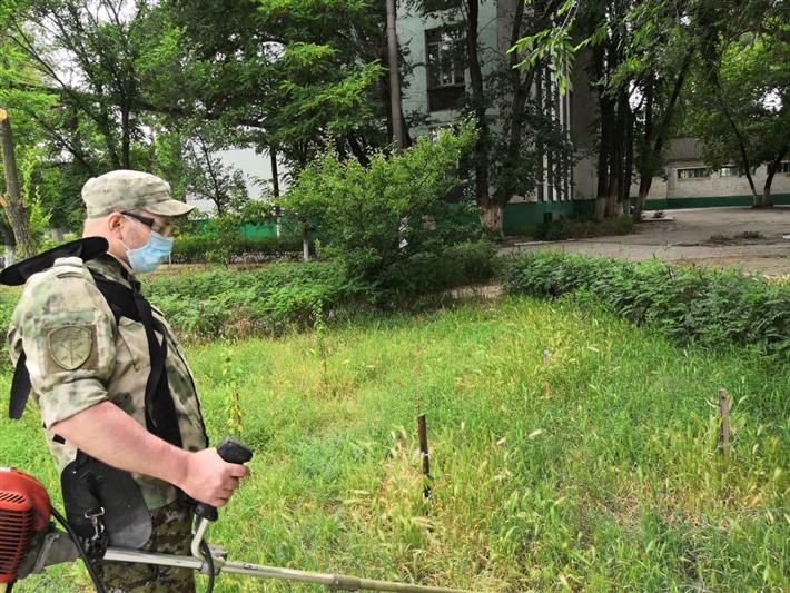 В Кизляре росгвардейцы оказали помощь подшефной школе