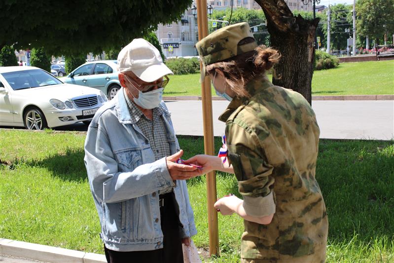 В Кабардино-Балкарии росгвардейцы раздали жителям республики ленточки-триколоры ко Дню России
