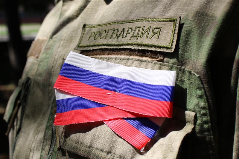 В Кабардино-Балкарии росгвардейцы раздали жителям республики ленточки-триколоры ко Дню России