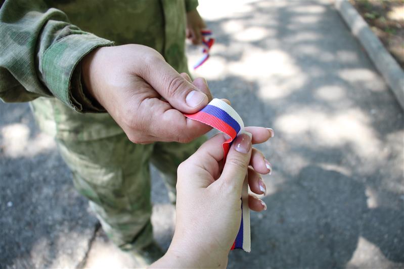 В Кабардино-Балкарии росгвардейцы раздали жителям республики ленточки-триколоры ко Дню России