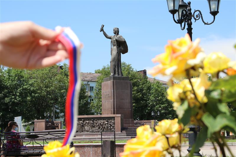 В Кабардино-Балкарии росгвардейцы раздали жителям республики ленточки-триколоры ко Дню России