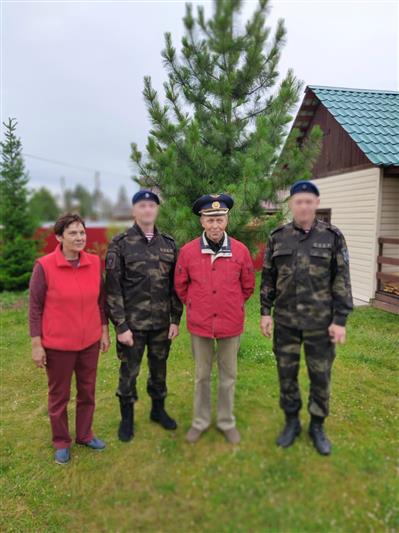 Сотрудники сыктывкарского СОБР поздравили с юбилеем отца погибшего коллеги