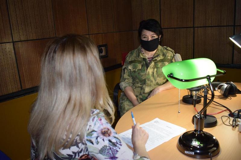 Сотрудница махачкалинского ОМОН стала гостьей региональной радиостанции
