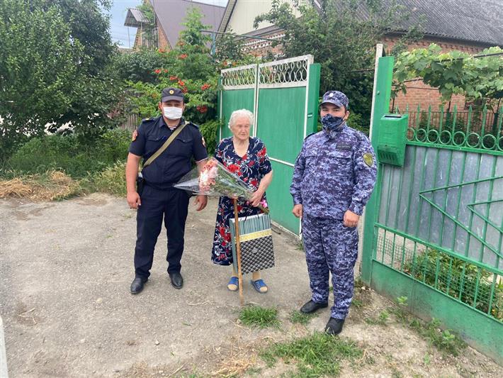 В Кабардино-Балкарии росгвардейцы поздравили ветерана Великой Отечественной войны с Днем рождения