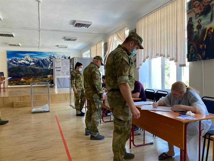 В Дагестане росгвардейцы принимают участие в голосовании по поправкам в Конституцию Российской Федерации