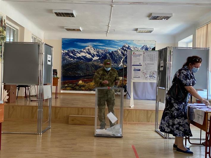 В Дагестане росгвардейцы принимают участие в голосовании по поправкам в Конституцию Российской Федерации