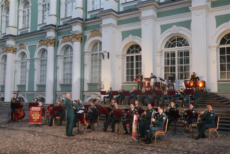Оркестр Северо-Западного округа Росгвардии выступил в Зимнем дворце 