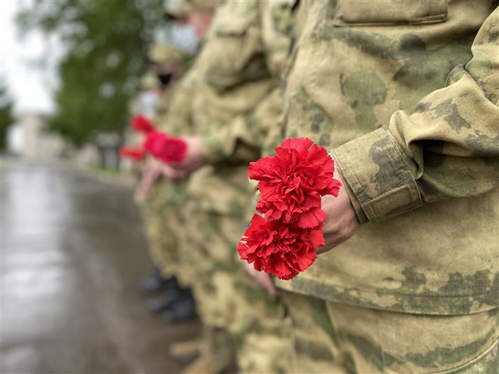 Военнослужащие Центра подготовки личного состава Росгвардии возложили цветы к памятнику Александру Сергеевичу Пушкину