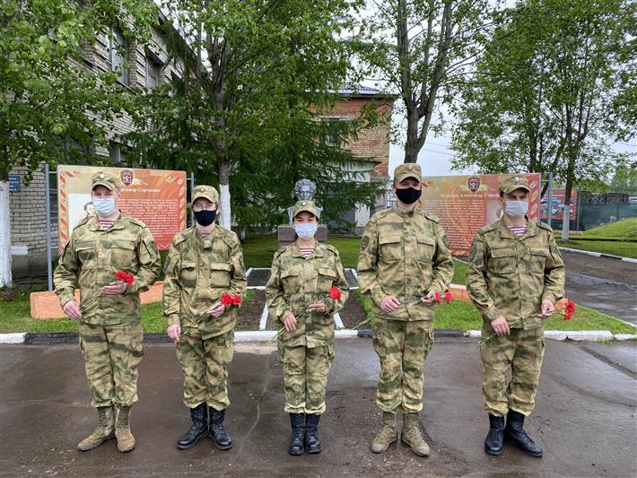 Военнослужащие Центра подготовки личного состава Росгвардии возложили цветы к памятнику Александра Сергеевича Пушкина