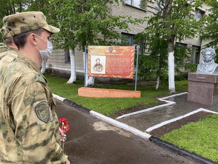 Военнослужащие Центра подготовки личного состава Росгвардии возложили цветы к памятнику Александру Сергеевичу Пушкину