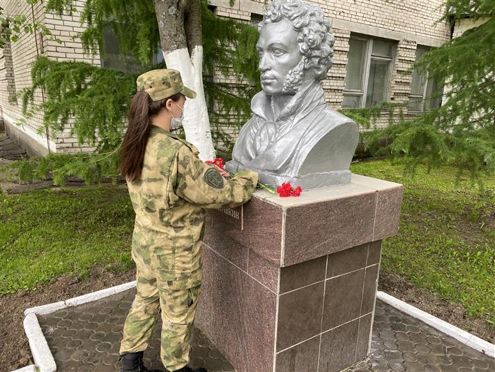 Военнослужащие Центра подготовки личного состава Росгвардии возложили цветы к памятнику Александру Сергеевичу Пушкину