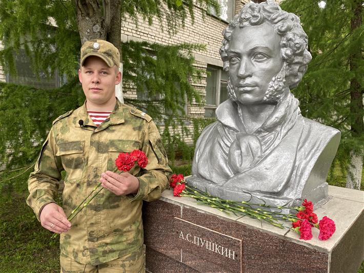 В Сыктывкаре военнослужащие Центра подготовки личного состава Росгвардии приняли участие в акции «Читаем пушкинские строки» 