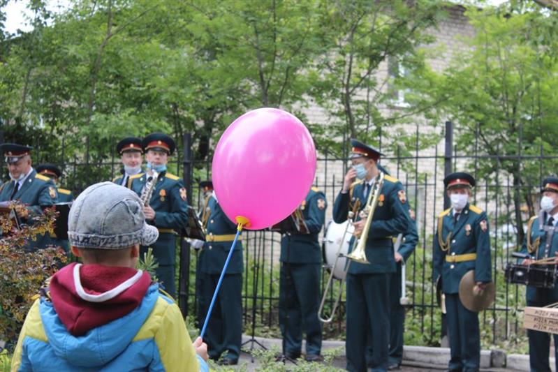 Воспитанникам центров социальной помощи семье и детям  в  Екатеринбурге, Новоуральске и Озерске  Росгвардия подарила праздник (видео)