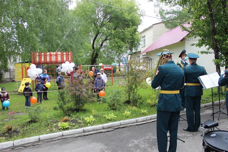 Воспитанникам центров социальной помощи семье и детям  в  Екатеринбурге, Новоуральске и Озерске  Росгвардия подарила праздник (видео)