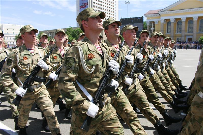 Военнослужащие и сотрудники Северо-Кавказского округа Росгвардии приняли участие в Парадах Победы (фото)