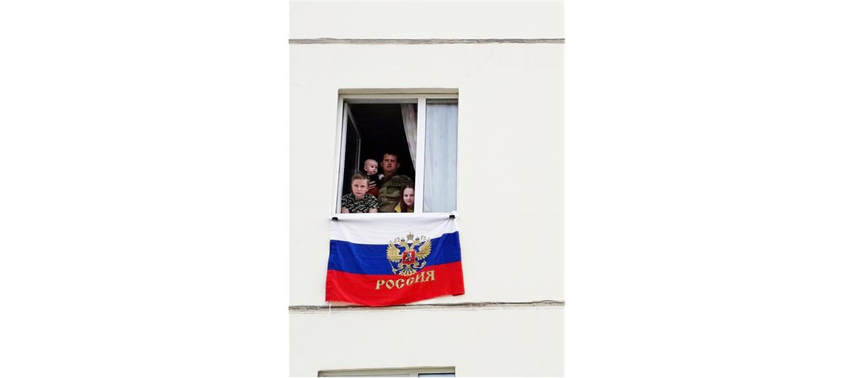 В канун Дня России военнослужащие лесновского полка приняли участие в акции «Окна России» и сделали подарок родному городу (видео)