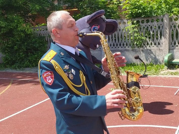 В Алтайском крае росгвардейцы поздравили с Днем защиты детей маленьких барнаульцев