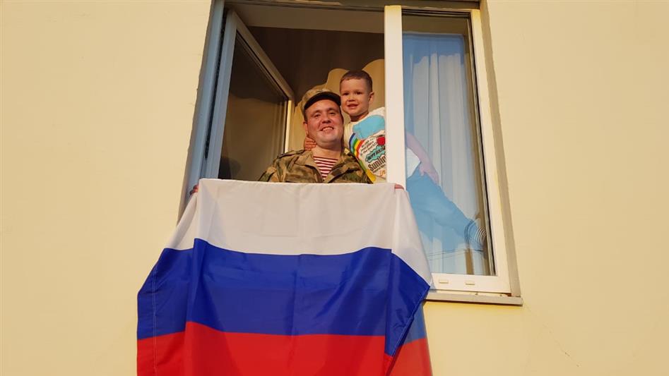 В канун Дня России военнослужащие лесновского полка приняли участие в акции «Окна России» и сделали подарок родному городу (видео)