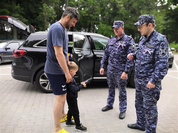 Росгвардейцы Северо-Западного округа провели мероприятия, посвященные Дню России
