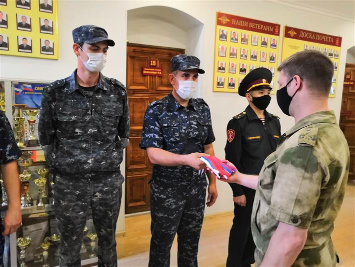 Астраханские росгвардейцы присоединились к всероссийской акции «Ленточка - триколор»