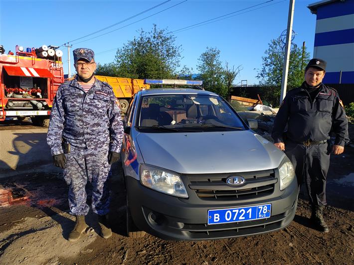 В Ленинградской области росгвардейцы спасли людей на пожаре (Видео)