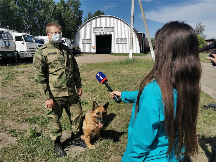 Сотрудник кинологического подразделения ОМОН Управления Росгвардии по Иркутской области познакомил журналистов со своим четвероногим помощником