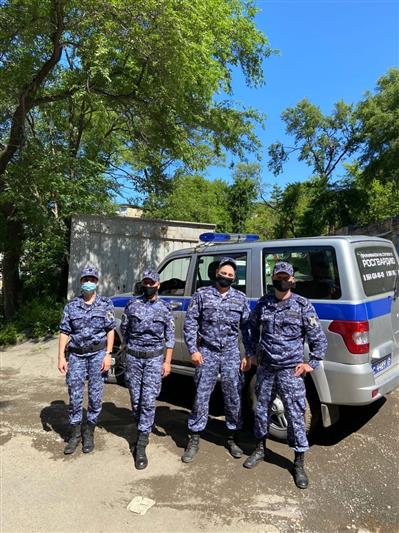Во Владивостоке сотрудники Росгвардии пришли на помощь рыбакам, чья лодка опрокинулась в море