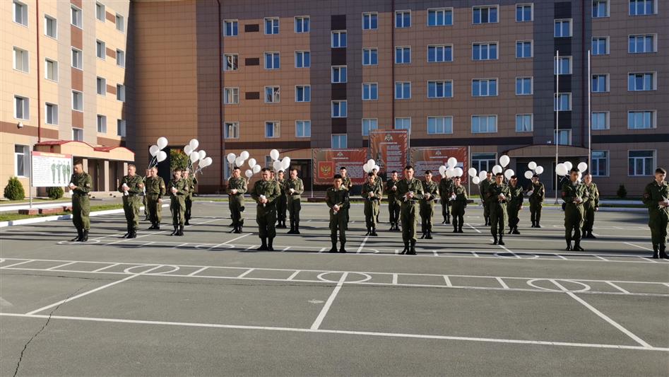 Военнослужащие новосибирского полка по охране важных государственных объектов провели акцию «Голубь мира», посвящённую Дню памяти и скорби (видео)
