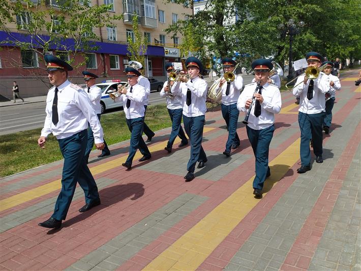 В 75-ю годовщину Парада Победы военный оркестр Росгвардии прошел торжественным маршем по главной улице Барнаула