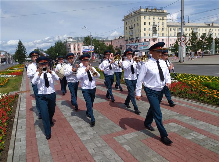 В 75-ю годовщину Парада Победы военный оркестр Росгвардии прошел торжественным маршем по главной улице Барнаула