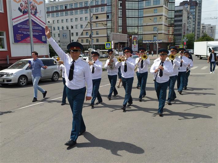 В 75-ю годовщину Парада Победы военный оркестр Росгвардии прошел торжественным маршем по главной улице Барнаула