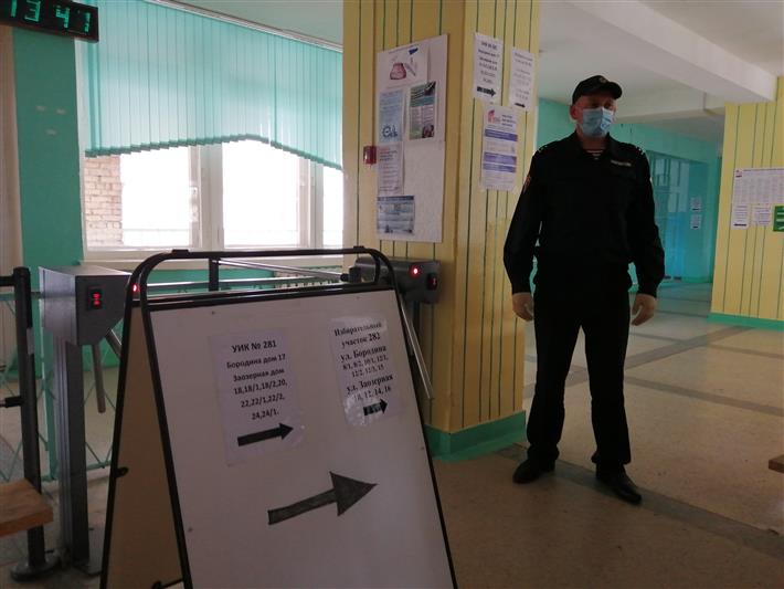 Омские росгвардейцы обеспечивают общественный порядок в период проведения голосования