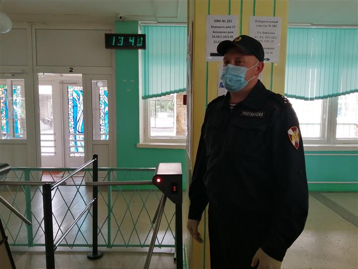 Омские росгвардейцы обеспечивают общественный порядок в период проведения голосования