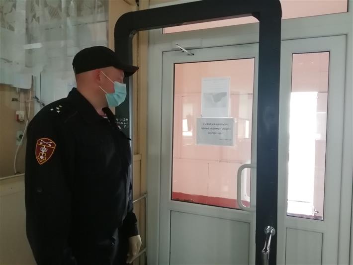 Омские росгвардейцы обеспечивают общественный порядок в период проведения голосования
