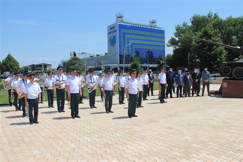 В Грозном военнослужащие Росгвардии приняли участие в церемонии открытия бюстов Героям Советского Союза