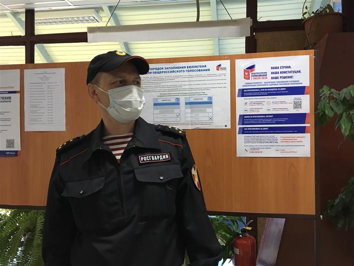 Омские росгвардейцы обеспечивают общественный порядок в период проведения голосования