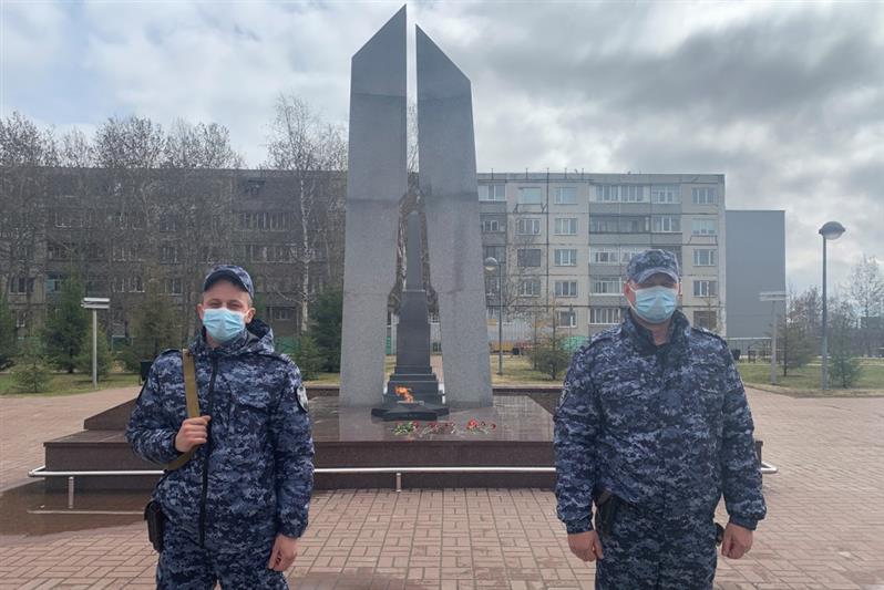 На Урале представители Росгвардии почтили память защитников Родины, погибших в годы Великой Отечественной войны