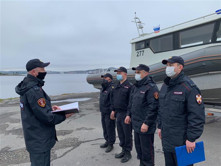 В акватории Кольского залива росгвардейцы провели комплексные занятия со штатными судоводителями