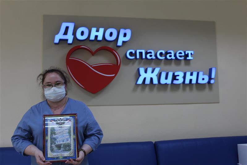 Руководство Вологодской станции переливания крови вручило росгвардейцам благодарность за участие в донорских акциях