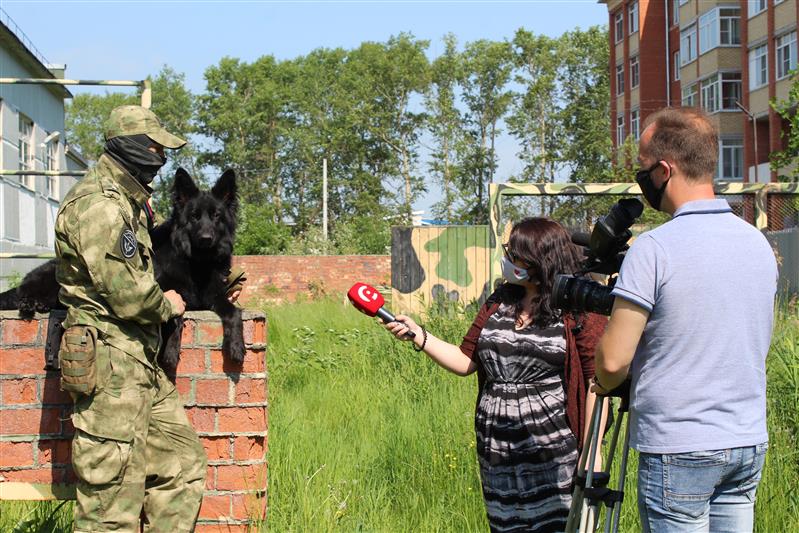 Вологодские кинологи ОМОН Росгвардии рассказали журналистам о своей службе