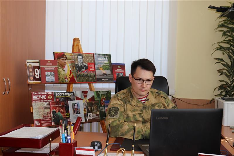 В Марий Эл офицер Росгвардии провел для учеников подшефного класса онлайн-урок, посвященный Дню России