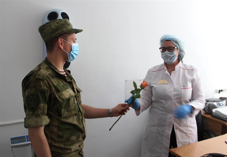В Тюмени кинологи Росгвардии поздравили с профессиональным праздником медицинских работников