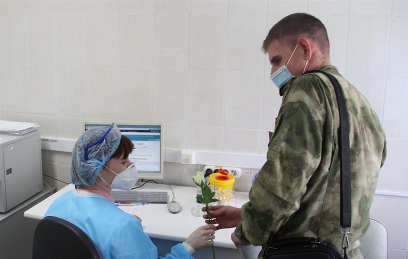 В Тюмени кинологи Росгвардии поздравили с профессиональным праздником медицинских работников