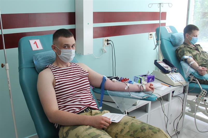 В Тюмени кинологи Росгвардии поздравили с профессиональным праздником медицинских работников