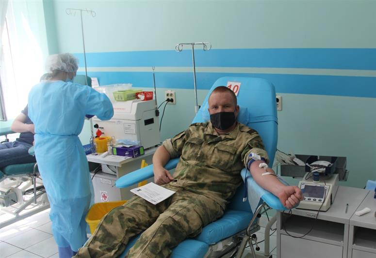 В Тюмени кинологи Росгвардии поздравили с профессиональным праздником медицинских работников