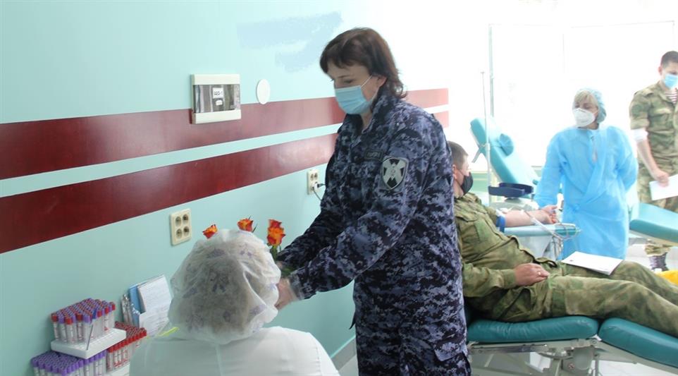 В Тюмени кинологи Росгвардии поздравили с профессиональным праздником медицинских работников