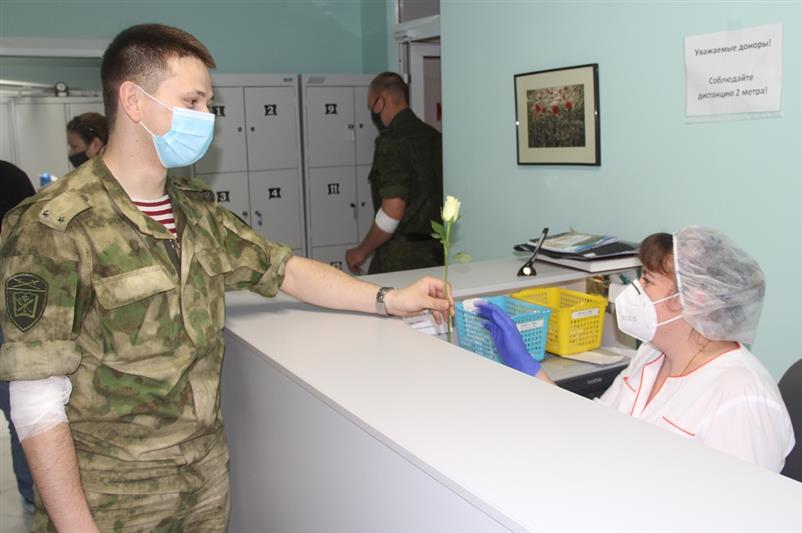 В Тюмени кинологи Росгвардии поздравили с профессиональным праздником медицинских работников